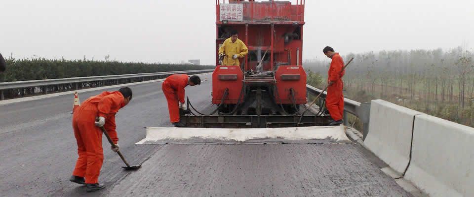 Reparación de juntas en autopistas y puentes