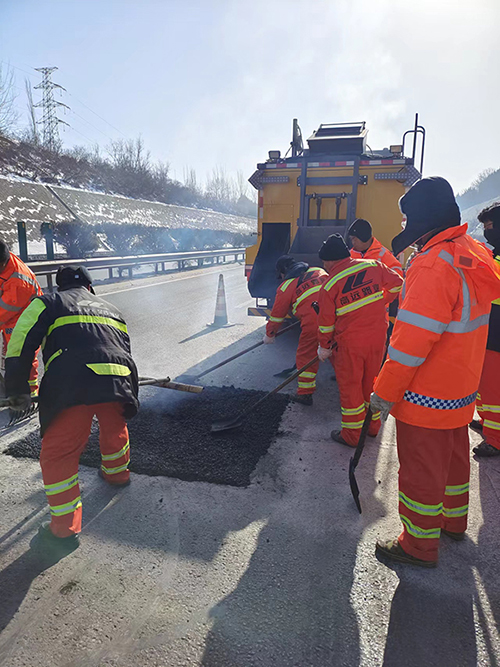 Camión de reparación vial con asfalto reciclado